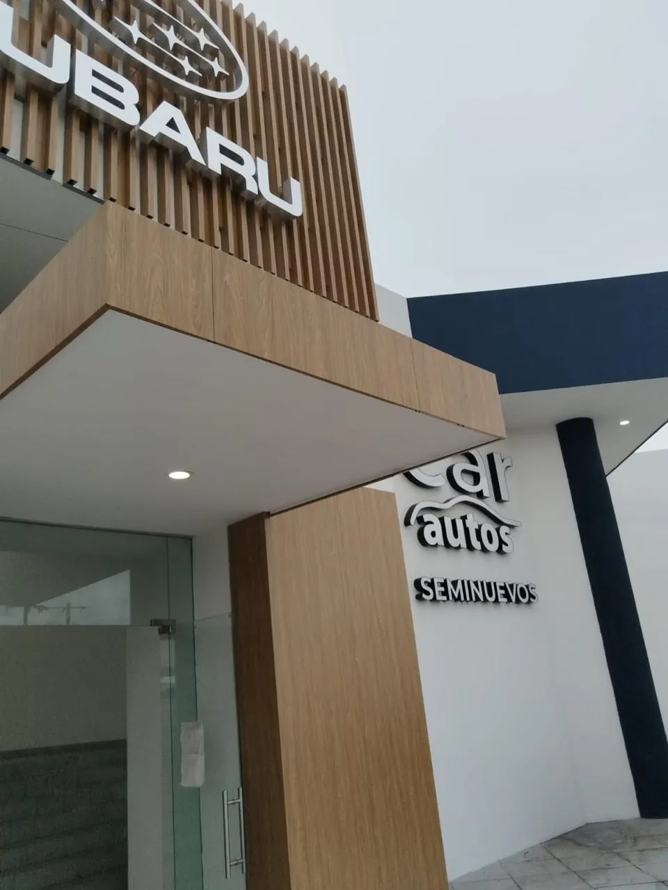 Fachada Subaru con letras 3D y revestimiento