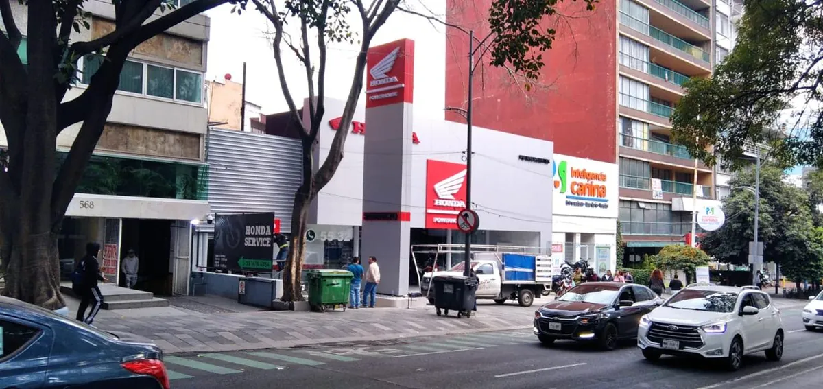Fachada Honda con señalética de marca