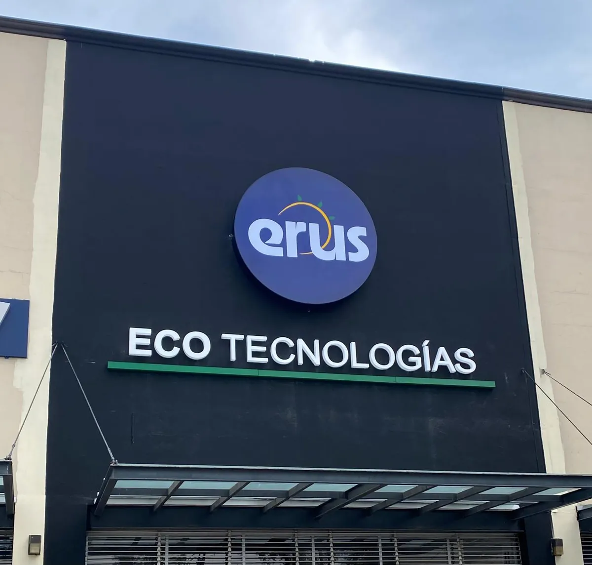 Anuncio circular Erus Eco Tecnologías en fachada