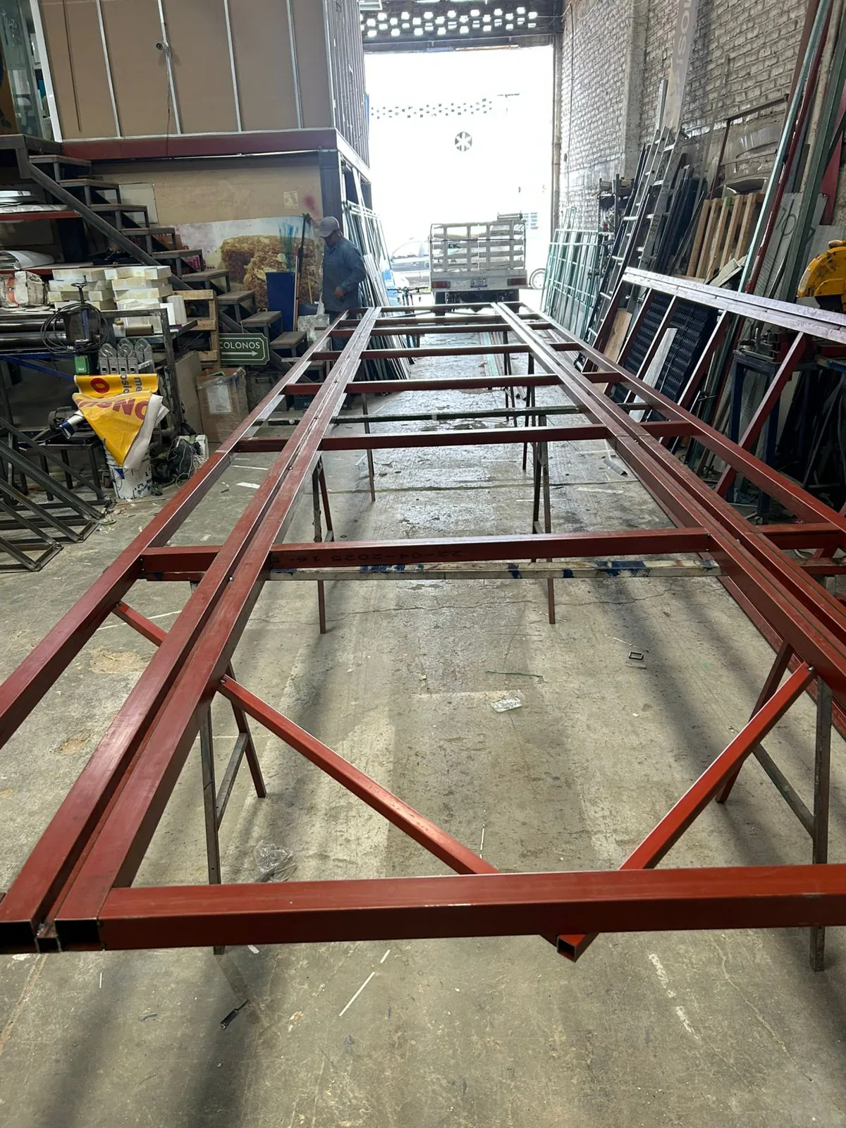 Fabricación de anuncio luminoso en planta