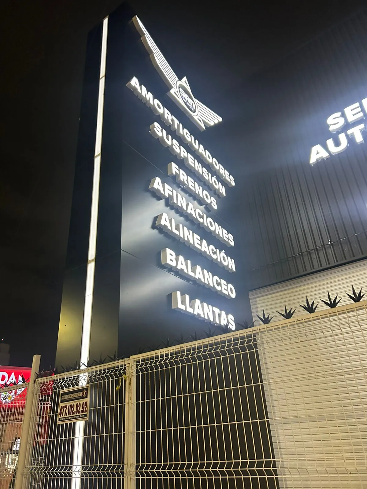 Tótem San Nayarit Amortiguadores iluminado de noche