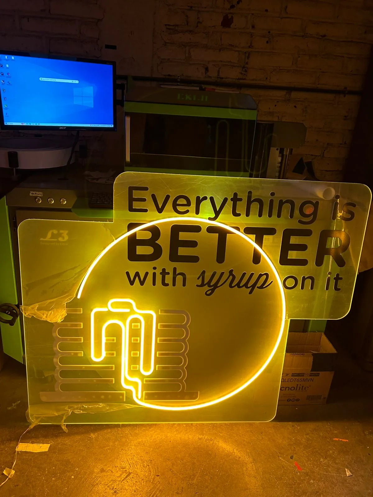 Letrero neon IHOP en proceso de fabricación