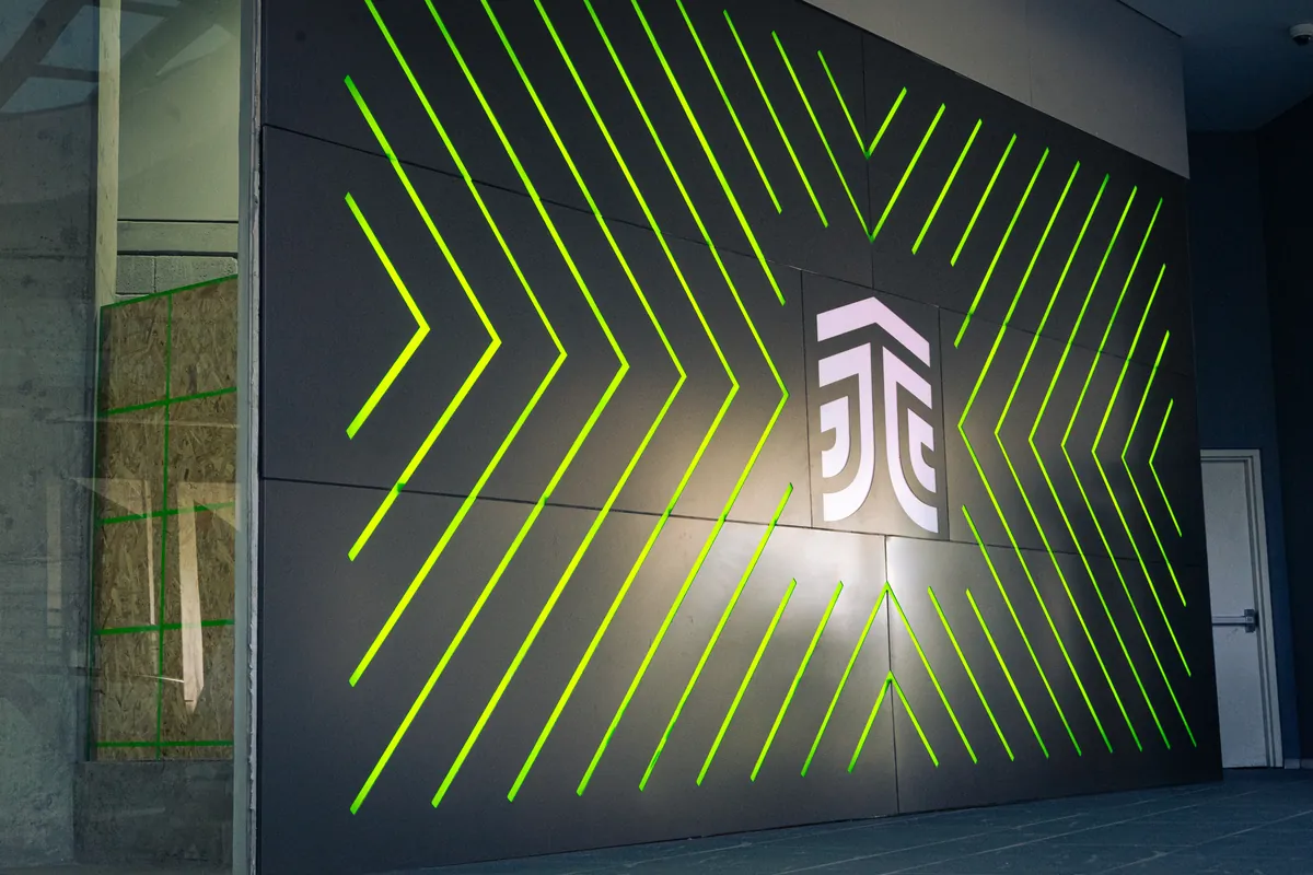 Mural neon geométrico con logo corporativo