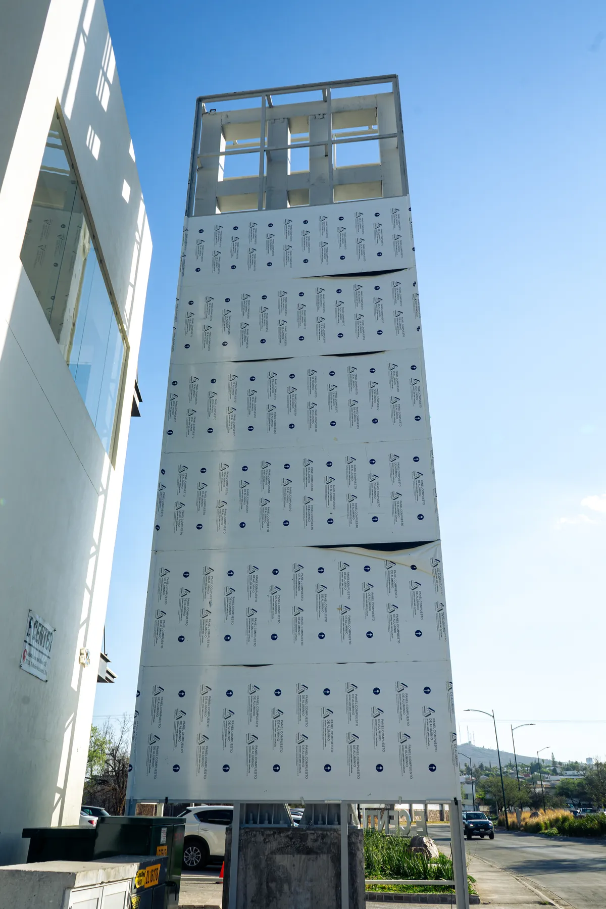Tótem de gran altura instalado